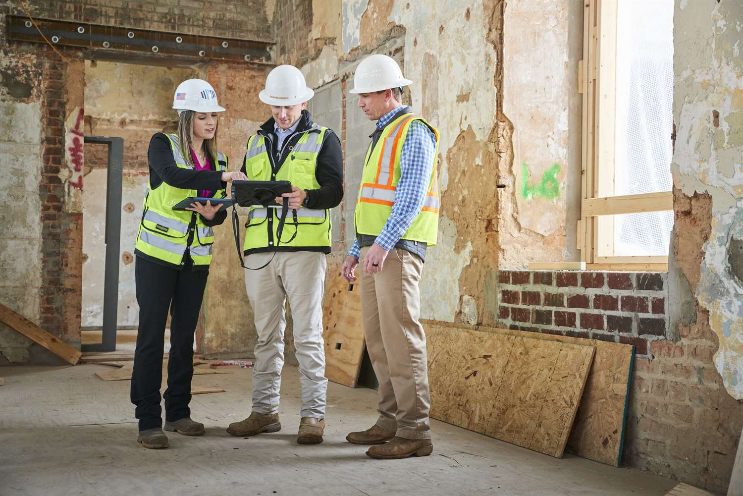 HPM-employees-meeting-at-construction-site.jpg